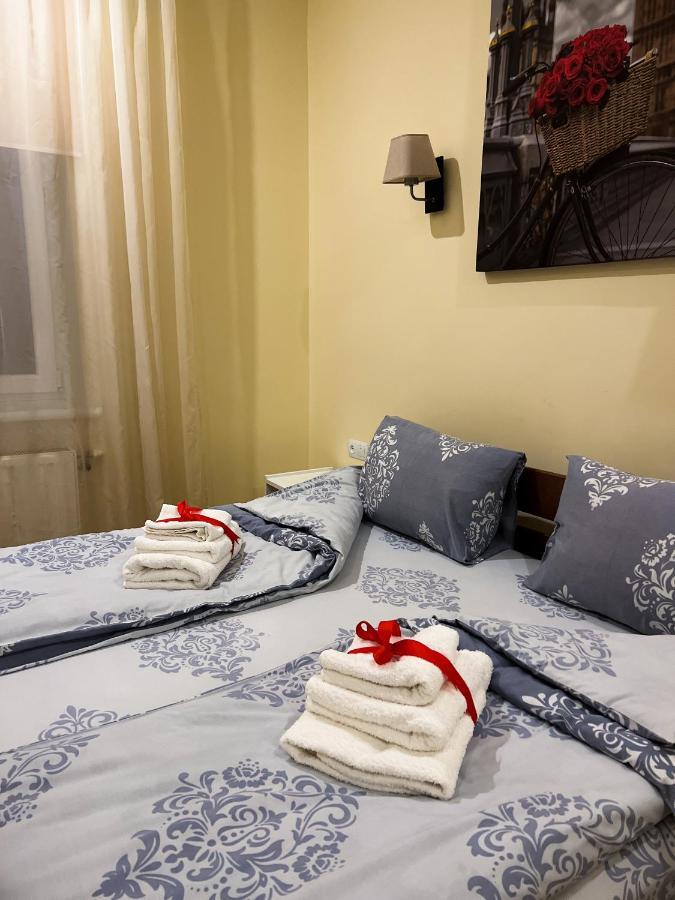 Homey Apartment On Vicheva Str. Lviv Bagian luar foto